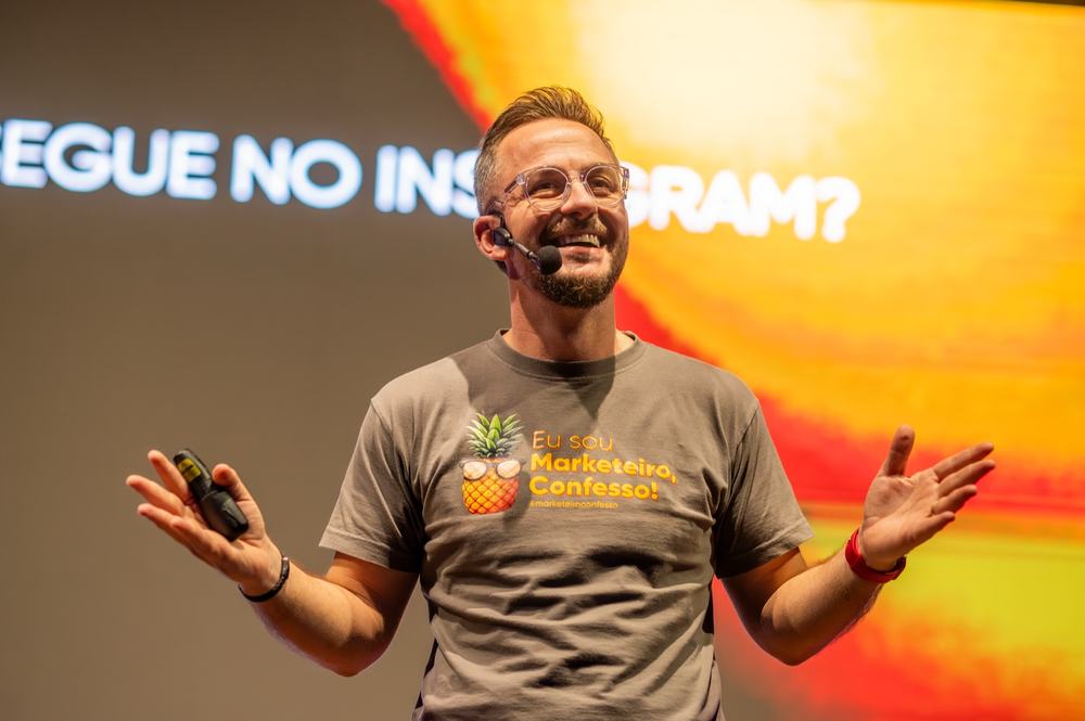 Marcus Tonin recebendo prêmio de melhor palestrante